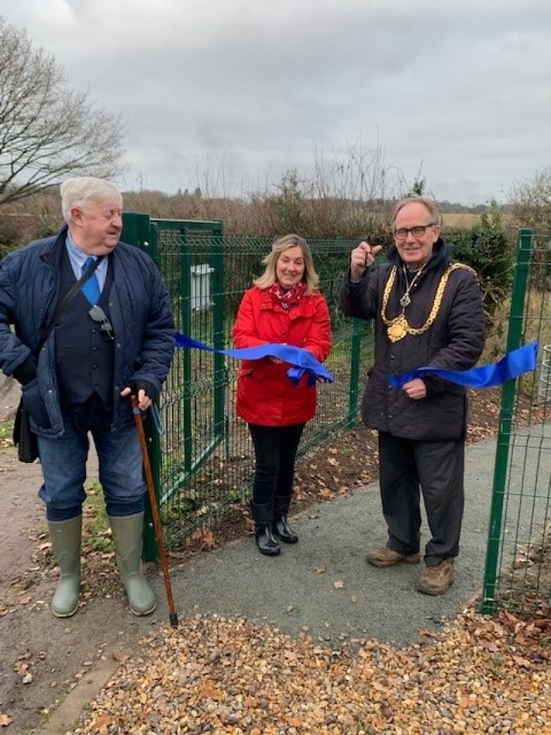 Image of Mayor cutting ribbon at Kings Meads