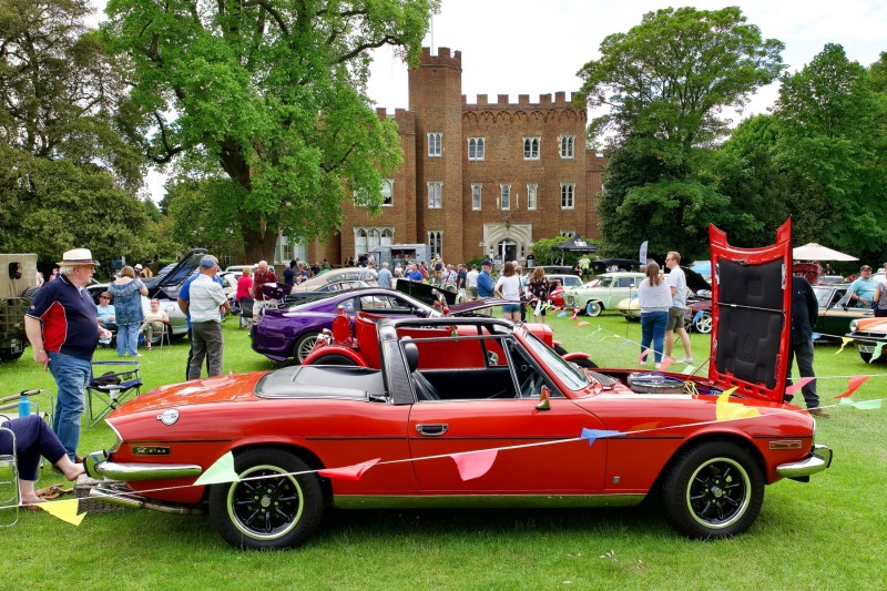 Image of car and Hertford Castle