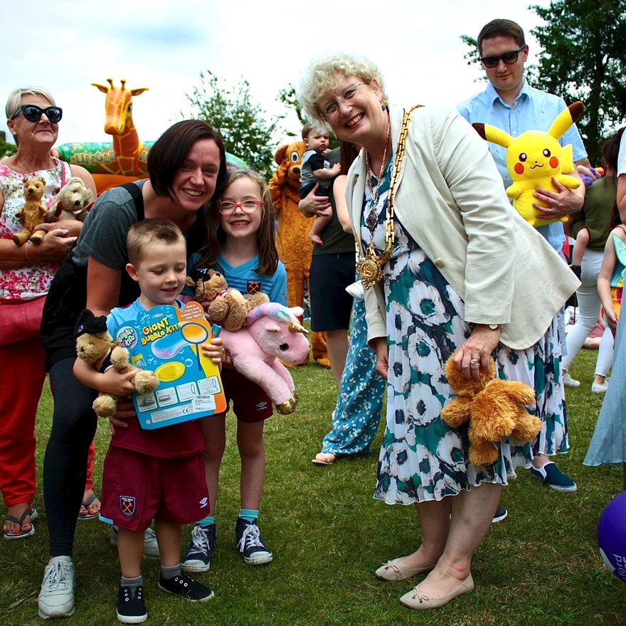 Mayor of Hertford welcoming children and their teddies